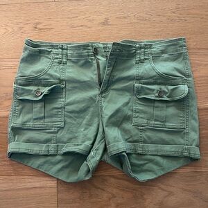 Women’s size 18 Kut from the Kloth green cargo shorts